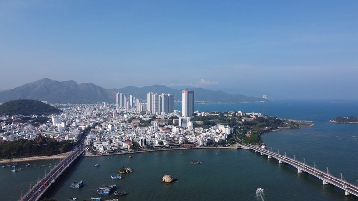 Chủ đầu tư chưa đồng thuận điều chỉnh quy hoạch chung TP Nha Trang- Ảnh 1. Một góc TP Nha Trang nhìn về phía núi Cô Tiên - Ảnh: TRẦN HƯỚNG